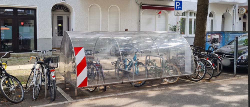Das Bezirksamt Charlottenburg-Wilmersdorf stellt neue Fahrradboxen auf.