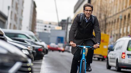 Heinrich Strößenreuther, Fahrradaktivist und Verkehrslobbyist, per Fahrrad unterwegs in Berlin.