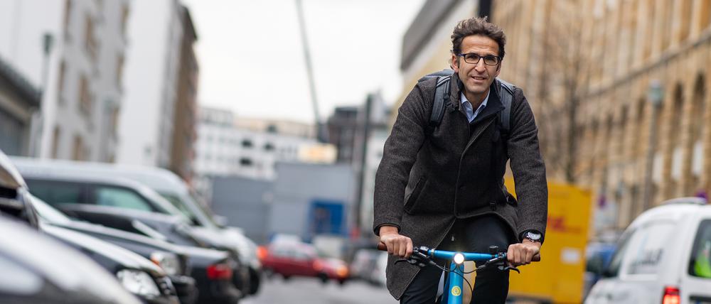 Heinrich Strößenreuther, Fahrradaktivist und Verkehrslobbyist, per Fahrrad unterwegs in Berlin.