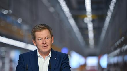 Richard Lutz, Vorstand Deutsche Bahn, nimmt an der Eröffnung vom DB-Instandhaltungswerk für ICE 4-Züge teil.