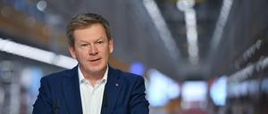 Richard Lutz, Vorstand Deutsche Bahn, nimmt an der Eröffnung vom DB-Instandhaltungswerk für ICE 4-Züge teil.