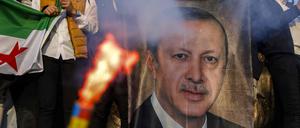 Menschen feiern Erdoğan für den Sturz von Assad in Istanbul.
