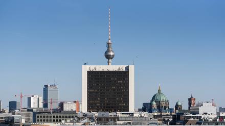 Der Berliner Fernsehturm hinter dem Internationalen Handelszentrum