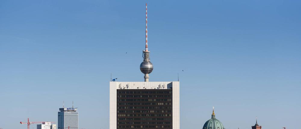Der Berliner Fernsehturm hinter dem Internationalen Handelszentrum