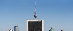 Der Berliner Fernsehturm hinter dem Internationalen Handelszentrum