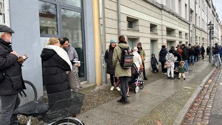 Nicht nur am Eröffnungstag gab es lange Warteschlangen für die terminfreien Schalter.