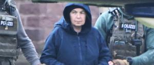 ARCHIV - 07.03.2024, Baden-Württemberg, Karlsruhe: Im Innenhof eines Behördenzentrums wird die frühere RAF-Terroristin Daniela Klette zu einem Hubschrauber geführt.