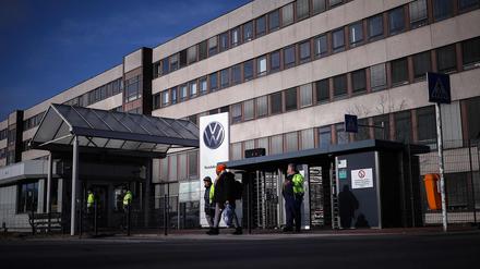 Mitarbeiter verlassen das Nutzfahrzeugwerk des deutschen Automobilherstellers Volkswagen 