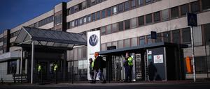 Mitarbeiter verlassen das Nutzfahrzeugwerk des deutschen Automobilherstellers Volkswagen 