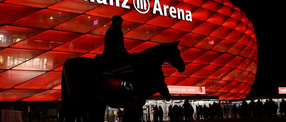 Die Allianz Arena in München erstrahlt vor dem Heimspiel des FC Bayern gegen RB Leipzig in Rot.