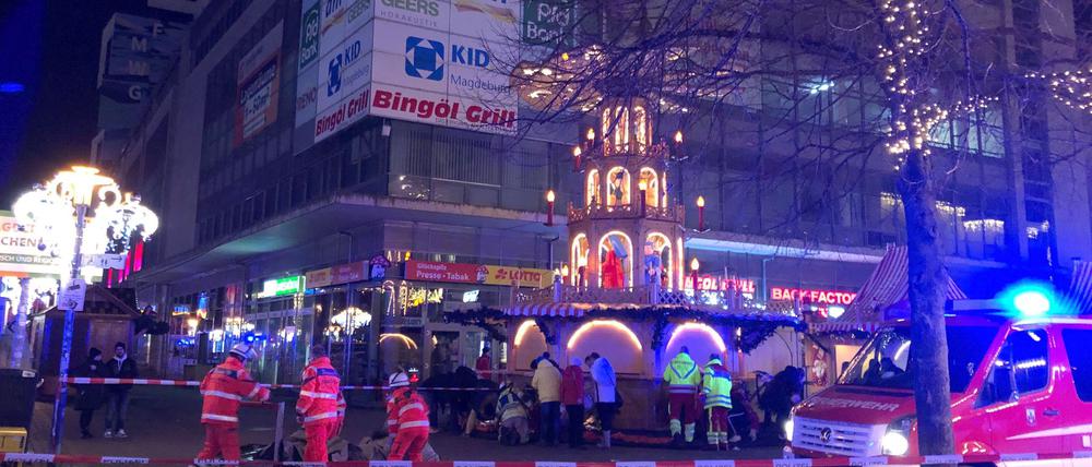 Einsatzkräfte von Rettungsdiensten und Feuerwehr sind im Einsatz auf dem Weihnachtsmarkt in Magdeburg.