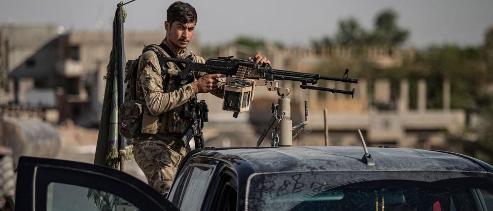 Besonders um die Stadt Kobane unweit der Grenze zur Türkei soll es weiterhin heftige Zusammenstöße geben.