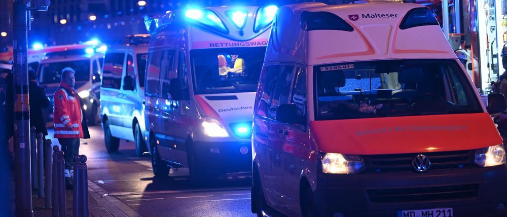 Auto fährt in Menschenmenge auf Magdeburger Weihnachtsmarkt