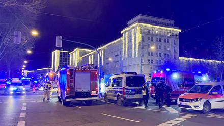 Einsatzkräfte von Rettungsdiensten, Polizei und Feuerwehr sind im Einsatz auf dem Weihnachtsmarkt in Magdeburg. 