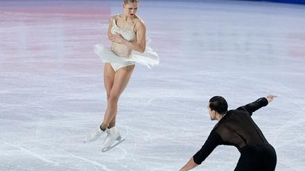 Minerva Hase (l) und Nikita Wolodin liegen bei der deutschen Meisterschaft in Oberstdorf nach dem Kurzprogramm in Führung.