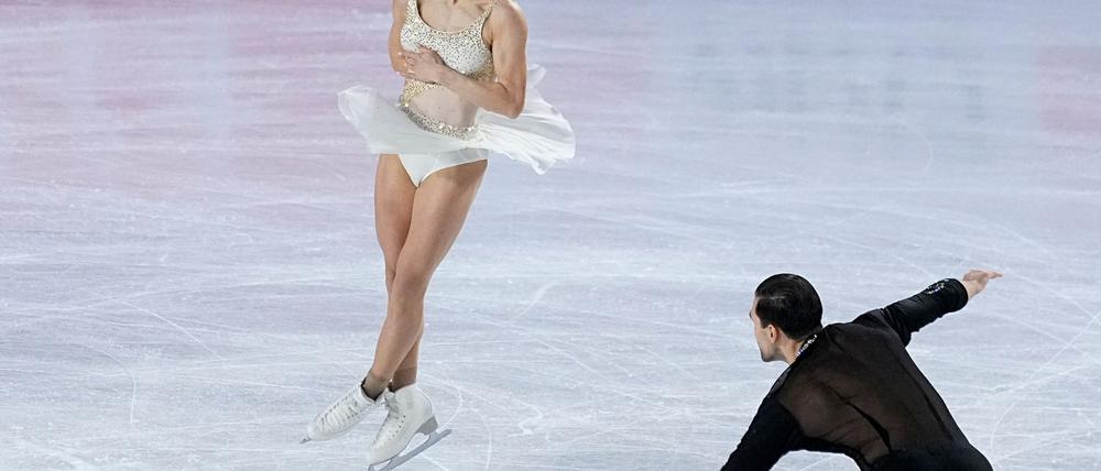 Minerva Hase (l) und Nikita Wolodin liegen bei der deutschen Meisterschaft in Oberstdorf nach dem Kurzprogramm in Führung.
