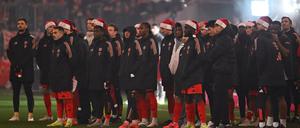 Münchens Spieler legen nach dem Spiel eine Schweigeminute nach dem tödlichen Anschlag auf dem Weihnachtsmarkt in Magdeburg ein.