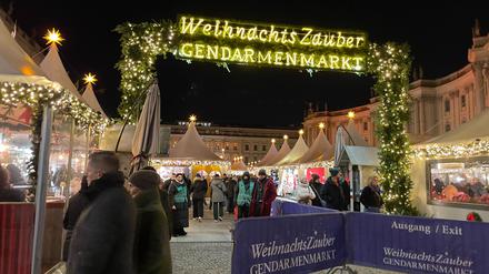 Der Weihnachtszauber Gendarmenmarkt findet in diesem Jahr auf dem Bebelplatz statt.