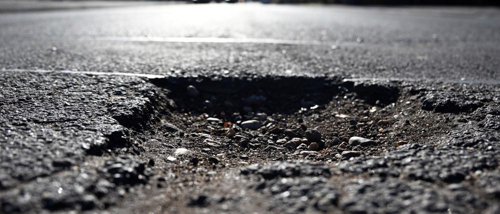 Die Bauindustrie hält eine Pkw-Maut für ein sinnvolles Instrument gegen kaputte Straßen.