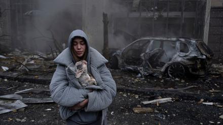 Ein russischer Raketenangriff hat in Kiew schwere Schäden angerichtet. 