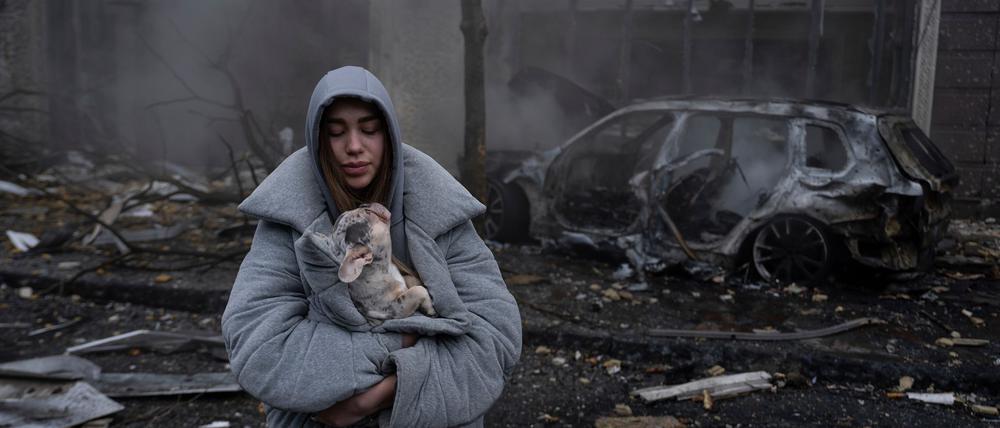 Ein russischer Raketenangriff hat in Kiew schwere Schäden angerichtet.