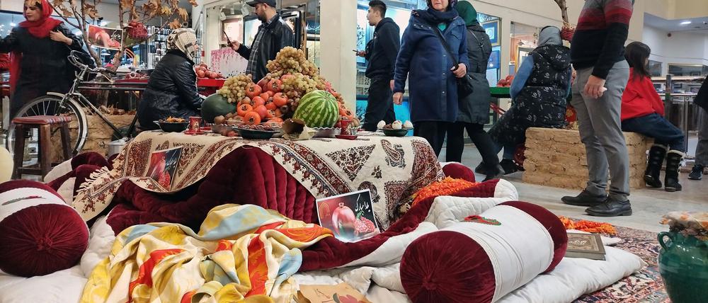 Dekoration in einem Einkaufszentrum in Teheran vor der Jalda-Nacht.