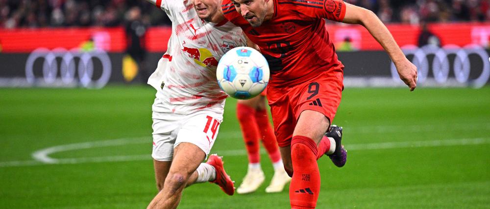 Harry Kane (r), hier im Zweikampf mit Leipzigs Christoph Baumgartner, tat der Offensiv-Abteilung des FC Bayern gut.