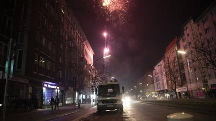 Ein Einsatzfahrzeug der Polizei steht am Kottbuser Damm. (Symbolbild)