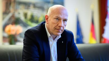 Kai Wegner (CDU), Regierender Bürgermeister von Berlin, sitzt bei einem Interview mit der Deutschen Presse-Agentur dpa in seinem Büro im Roten Rathaus. (Archivbild)