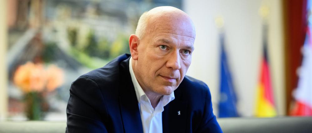 Kai Wegner (CDU), Regierender Bürgermeister von Berlin, sitzt bei einem Interview mit der Deutschen Presse-Agentur dpa in seinem Büro im Roten Rathaus. (Archivbild)