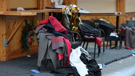 21.12.2024, Sachsen-Anhalt, Magdeburg: Eine Notfalldecke und andere Decken sind an einer Bude am Magdeburger Weihnachtsmarkt zu sehen. Am Vorabend war ein Autofahrer in eine Menschengruppe gefahren. Es gab Tote und Verletzte. Foto: Jan Woitas/dpa +++ dpa-Bildfunk +++