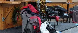 21.12.2024, Sachsen-Anhalt, Magdeburg: Eine Notfalldecke und andere Decken sind an einer Bude am Magdeburger Weihnachtsmarkt zu sehen. Am Vorabend war ein Autofahrer in eine Menschengruppe gefahren. Es gab Tote und Verletzte. Foto: Jan Woitas/dpa +++ dpa-Bildfunk +++