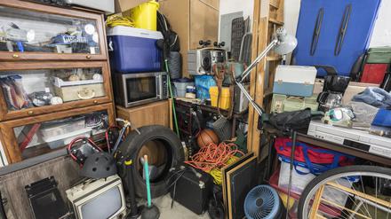 Ein Lagerraum voller Gegenstände: Mikrowelle, Fahrrad- und Autoreifen, TV-Gerät und mehr.