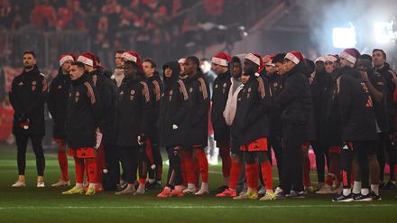 Andächtiger und stiller Jubel der Bayern-Profis mit Weihnachtsmannmützen angesichts der schrecklichen Ereignisse in Magdeburg. 