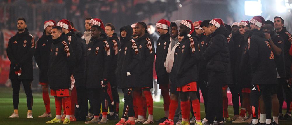 Andächtiger und stiller Jubel der Bayern-Profis mit Weihnachtsmannmützen angesichts der schrecklichen Ereignisse in Magdeburg. 