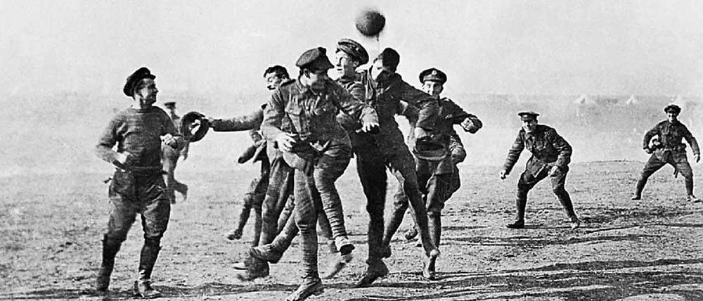 Spielen statt Kämpfen – so besagt es zumindest die Legende um das Fußballspiel zwischen deutschen und britischen Soldaten an Weihnachten 1914.
