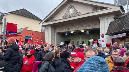 Hunderte versammeln sich am Samstag am Bahnhof Lichterfelde.