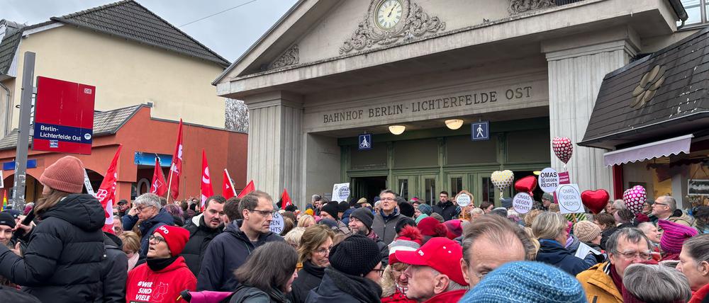 Hunderte versammeln sich am Samstag am Bahnhof Lichterfelde.