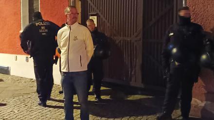 Andreas Käfer („Die Heimat“) wartet auf die wenigen Besucher eines Neonazi-.Konzerts in Köpenick.