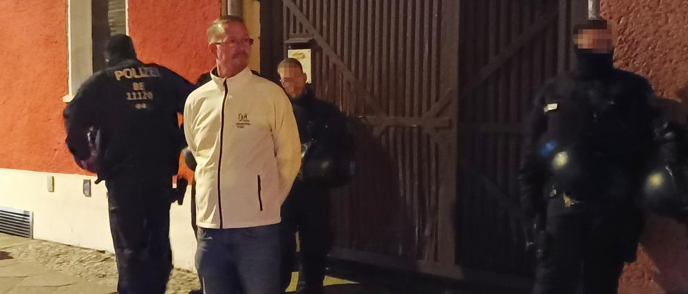 Andreas Käfer („Die Heimat“) wartet auf die wenigen Besucher eines Neonazi-.Konzerts in Köpenick.