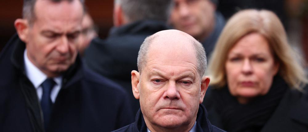 Kanzler Olaf Scholz am Tatort in Magdeburg.