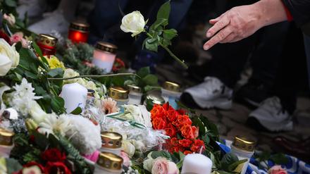 Blumen in Gedenken an die Opfer des Anschlags liegen in Magdeburg.