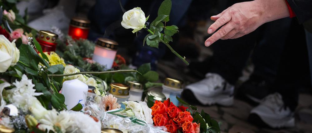 Blumen in Gedenken an die Opfer des Anschlags liegen in Magdeburg.