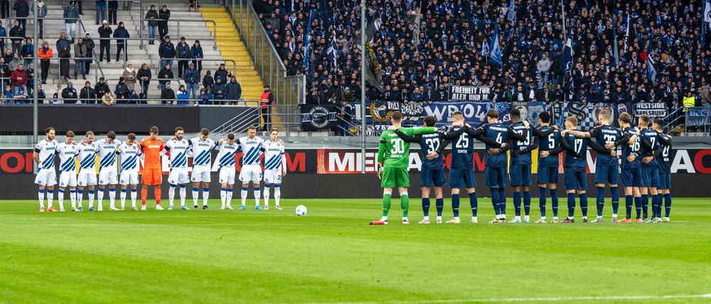 Gedenkminute der Mannschaften vor dem Anpfiff.