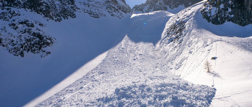 Eine Lawine hat in der Türkei fünf Menschen erfasst. Ein junger Sportler kam ums Leben (Symbolbild).