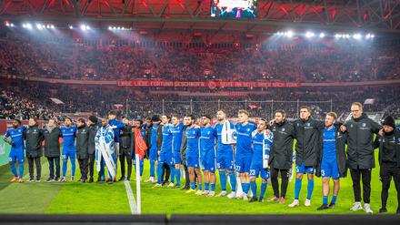 Die Magdeburger Mannschaft versammelt sich nach dem mutmaßlichen Anschlag vor ihren Fans.