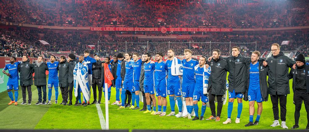 Die Magdeburger Mannschaft versammelt sich nach dem mutmaßlichen Anschlag vor ihren Fans.