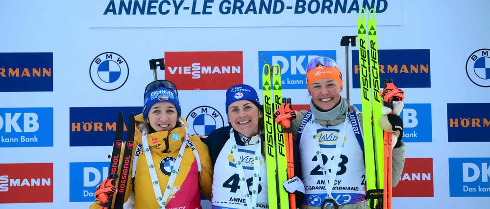 Franziska Preuß (l) feiert nach Rang zwei im Sprint einen Erfolg in der Verfolgung.