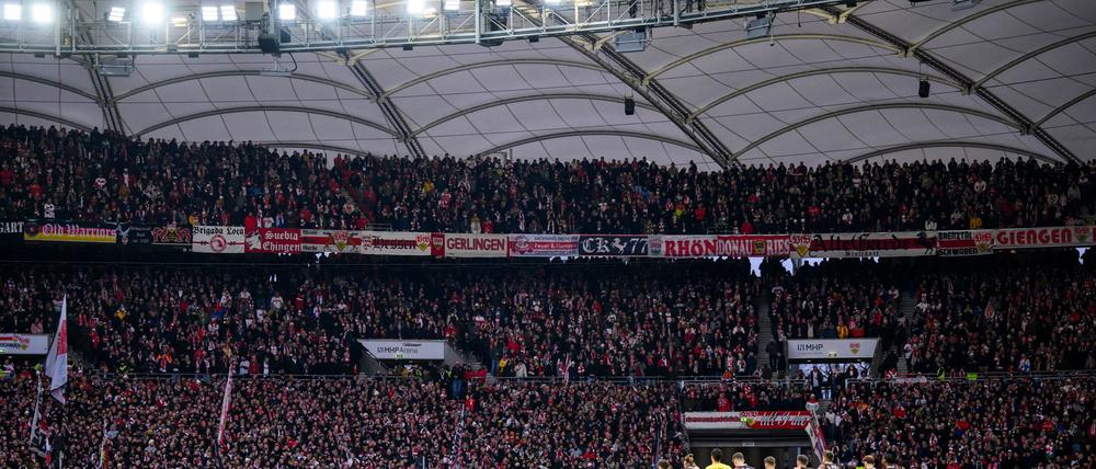 Schweigeminute vor dem Spiel in Stuttgart.