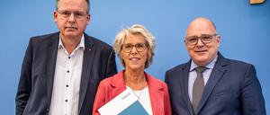 Die Kommissionsvorsitzende Christiane Schönefeld und Steffen Kampeter, Hauptgeschäftsführer der Bundesvereinigung der Deutschen Arbeitgeberverbände (rechts) und Stefan Körzell, Mitglied des DGB-Vorstands, im Juni 2023.